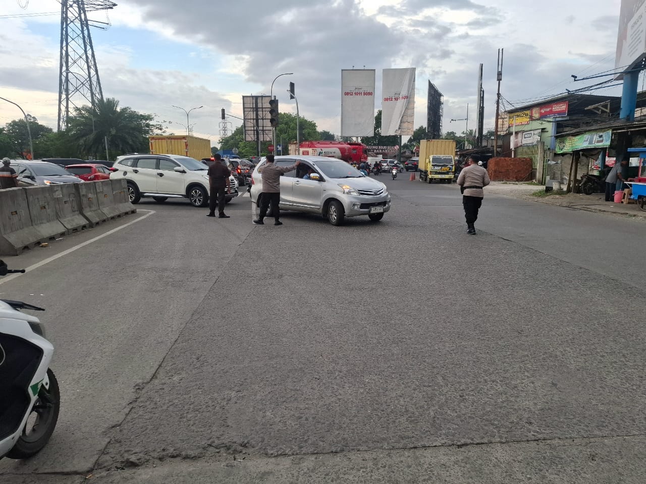 Personel Polsek Cikupa Gelar Strong Point Sore Hari, Wujudkan Kamseltibcar Lantas di Simpang Cikupa Mas Personel Polsek Cikupa Gelar Strong Point Sore Hari, Wujudkan Kamseltibcar Lantas di Simpang Cikupa Mas