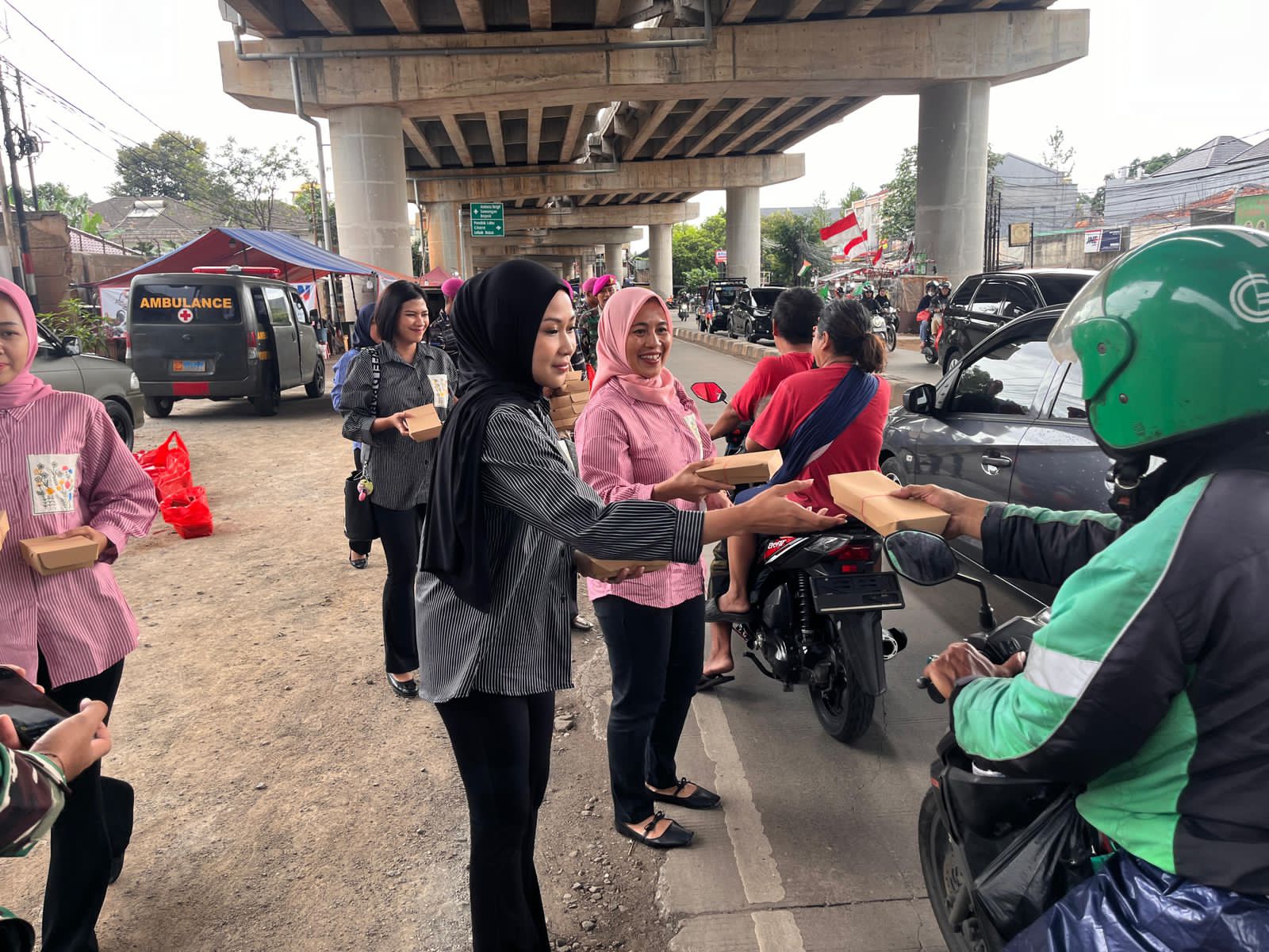 Prajurit Yonif 2 Beserta Jalasenastri Ranting B Cabang 2 Korcab Pasmar 1 Laksanakan Kegiatan Rutin Berbagi Jum’at Berkah