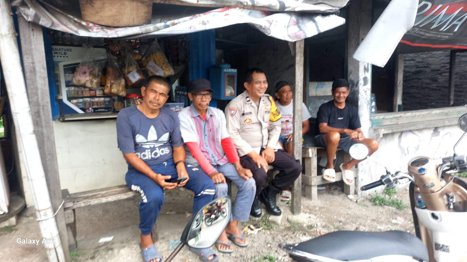 Bhabinkamtibmas Desa Sukadamai Sambang Warga, Perkuat Kemitraan dan Jaga Kamtibmas