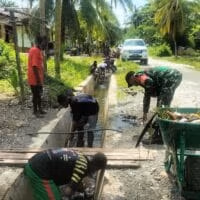 Tumbuhkan Hidup Sehat dan Lingkungan Bersih, Babinsa Koramil Mapurujaya Ajak Warga Bersihkan Parit