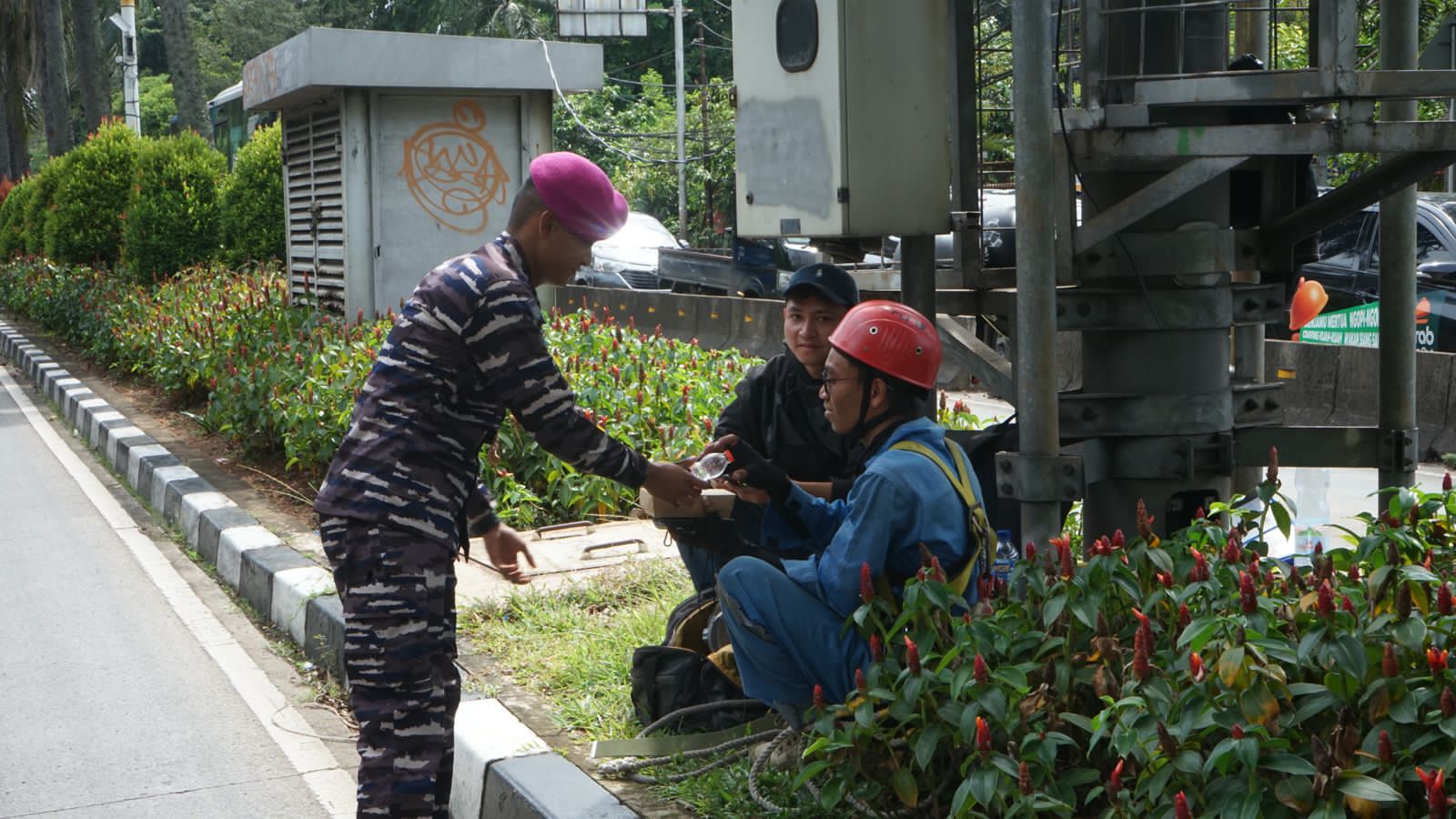 Kosisten Dalam Berbuat Baik Kepada Masyarakat Sekitar Yonif 2 Marinir Laksanaka Kegiatan Rutin Jumat Berkah