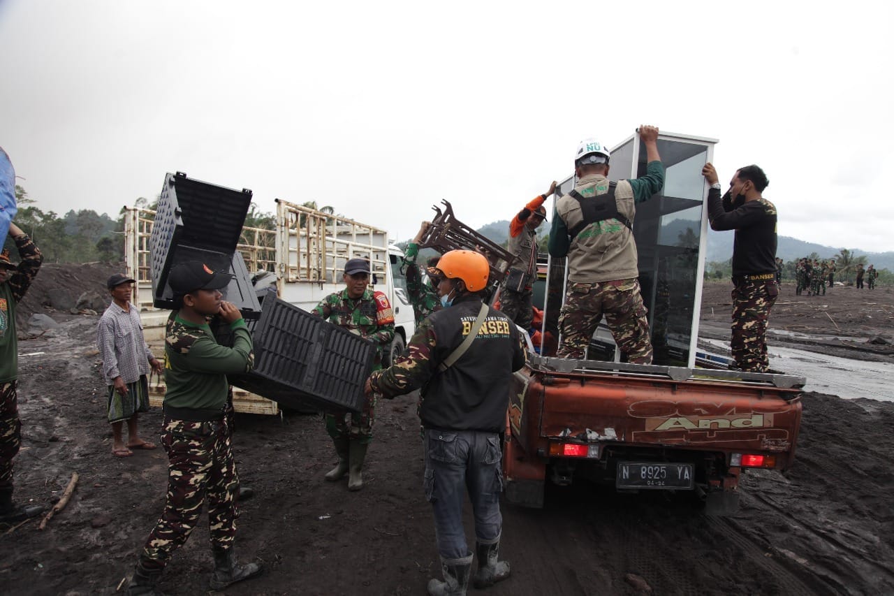 TNI Bergerak Cepat Tangani Dampak Erupsi Gunung Semeru