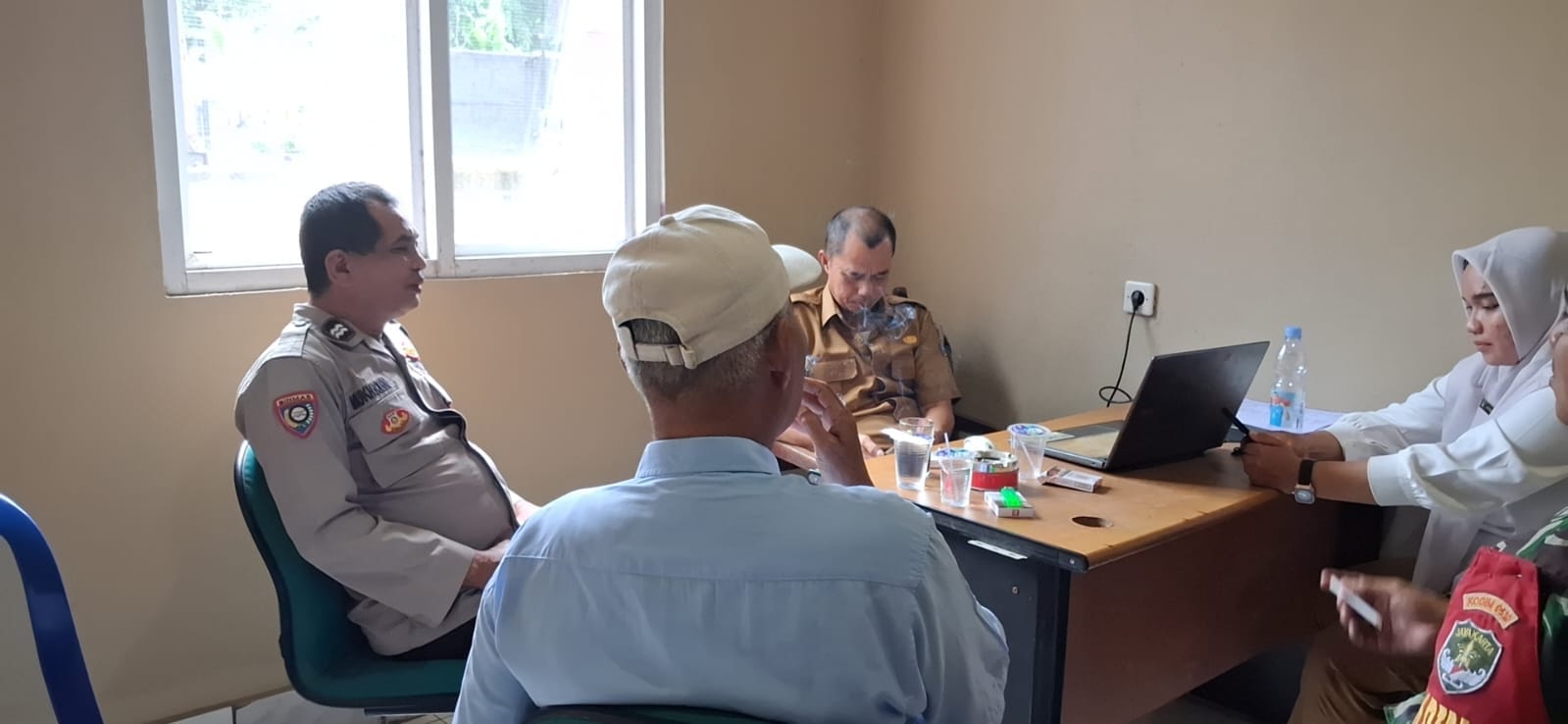 Polsek Cikupa Jalin Kedekatan dengan Perangkat Desa Sukadamai Lewat Kegiatan Sambang