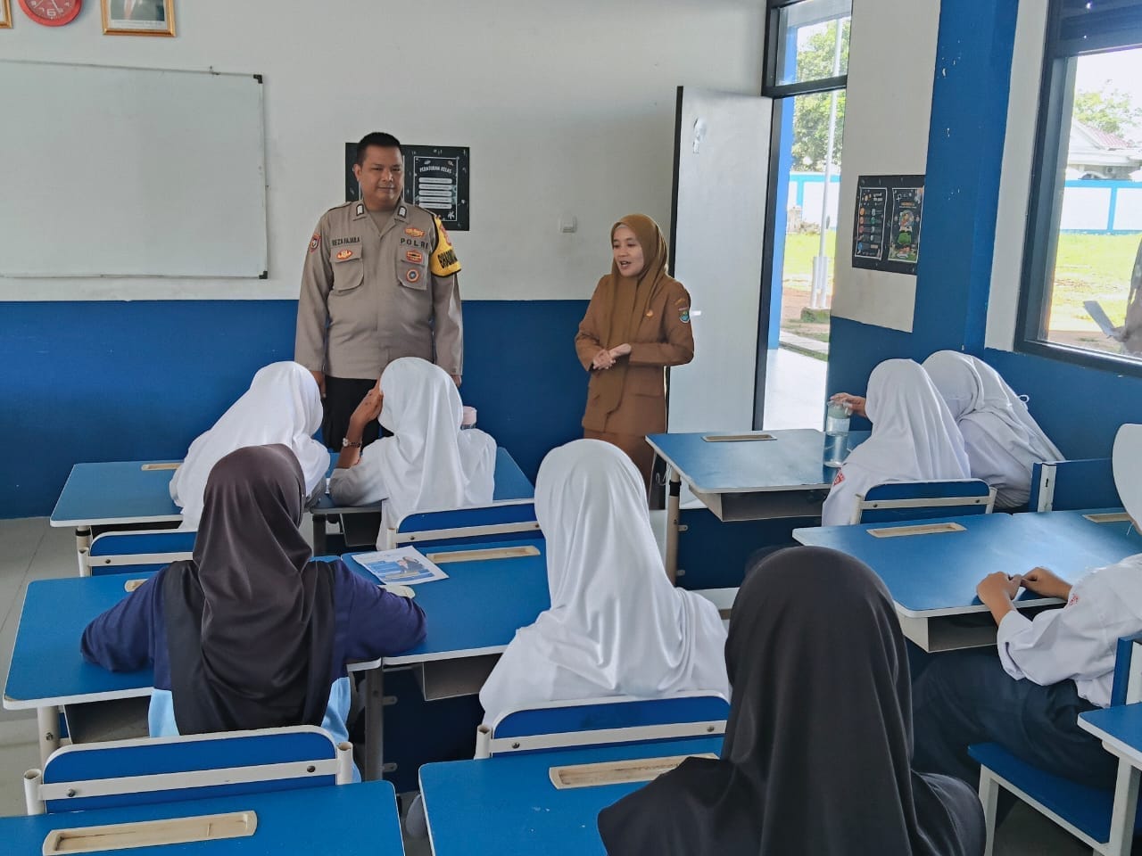 Polsek Cikupa Sosialisasikan SPMB SMA Kemala Taruna Bhayangkara kepada Siswa SMPN 5 Cikupa