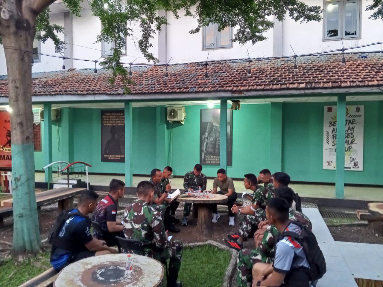 Jaga Komunikasi dan Selaraskan Pemikiran, Letkol Mar Helilintar Laksanakan Afternoon Briefing Bersama Seluruh Perwira Yonif 2 Marinir