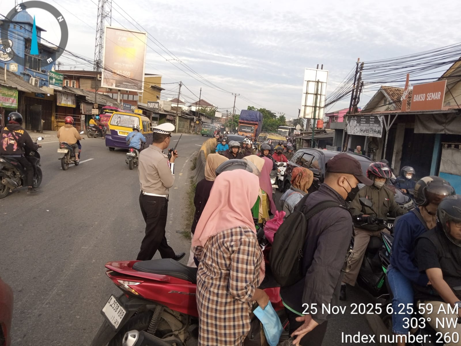 Polsek Cikupa Gelar PECAK Pagi, Arus Lalu Lintas di Pertigaan Columbus Berjalan Lancar