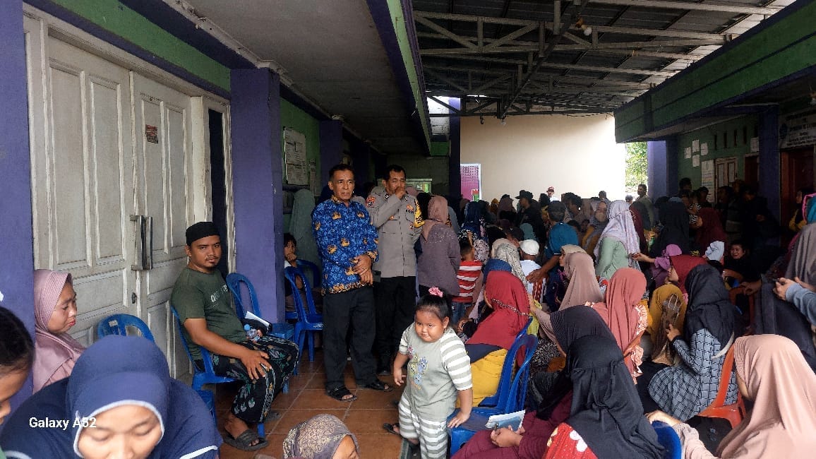 Bhabinkamtibmas Desa Sukadamai Pantau Penyaluran BLTS Kesra 2025 di Aula Kantor Desa