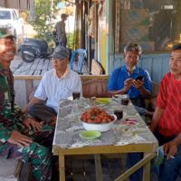 Babinsa Koramil 14/ Tenggarong Seberang Ciptakan Keakraban dengan Warga Binaan Melalui Komsos