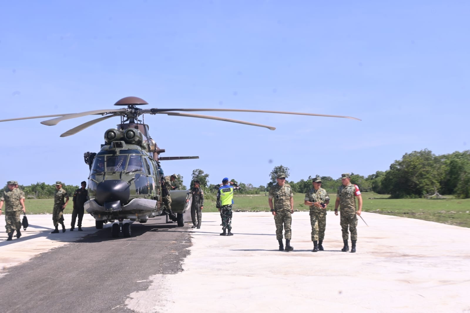 Danlanud Sultan Hasanuddin Dampingi Wakasau Tinjau Pembangunan Infrastruktur Site Radar Takalar Danlanud Sultan Hasanuddin Dampingi Wakasau Tinjau Pembangunan Infrastruktur Site Radar Takalar