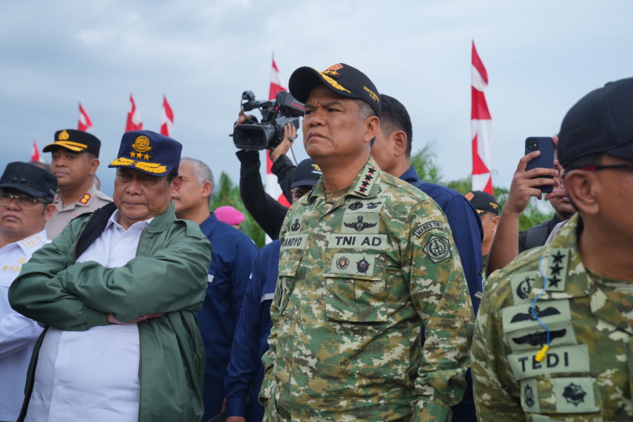 Negara Tidak Boleh Kalah : Menhan RI dan Panglima TNI Pimpin Penertiban Tambang Ilegal Negara Tidak Boleh Kalah : Menhan RI dan Panglima TNI Pimpin Penertiban Tambang Ilegal