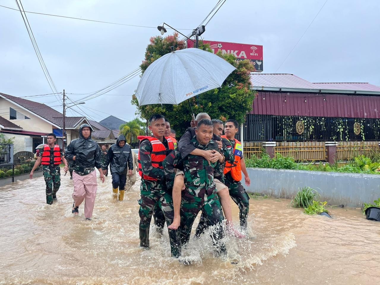 Hujan Deras Rendam Pemukiman, TNI Turun Tangan Evakuasi Warga di Padang