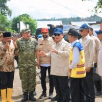 Panglima TNI Dampingi Presiden RI Tinjau Jembatan Bailey dan Pengungsian Korban Bencana di Bireuen, Aceh