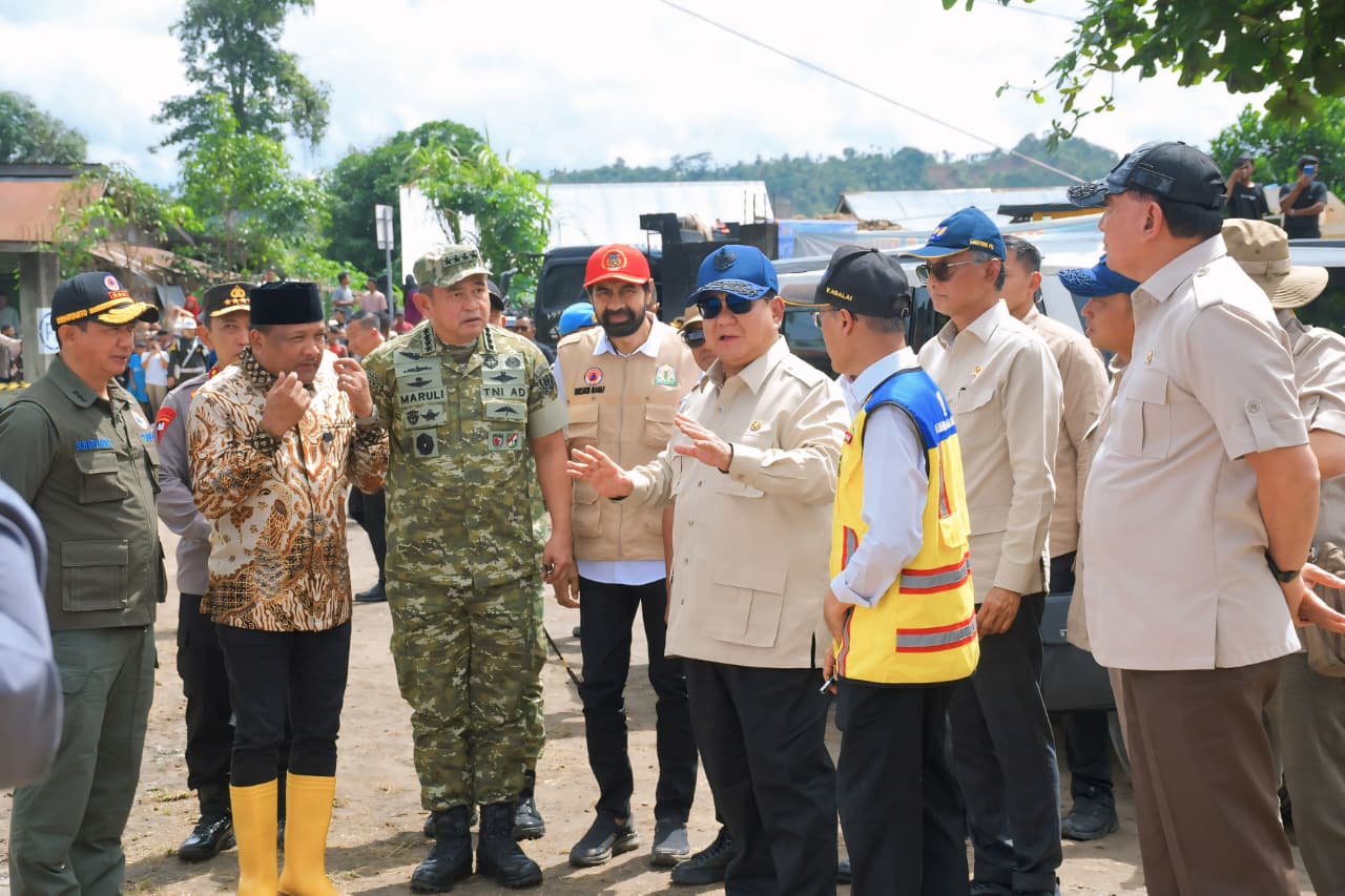 Panglima TNI Dampingi Presiden RI Tinjau Jembatan Bailey dan Pengungsian Korban Bencana di Bireuen, Aceh