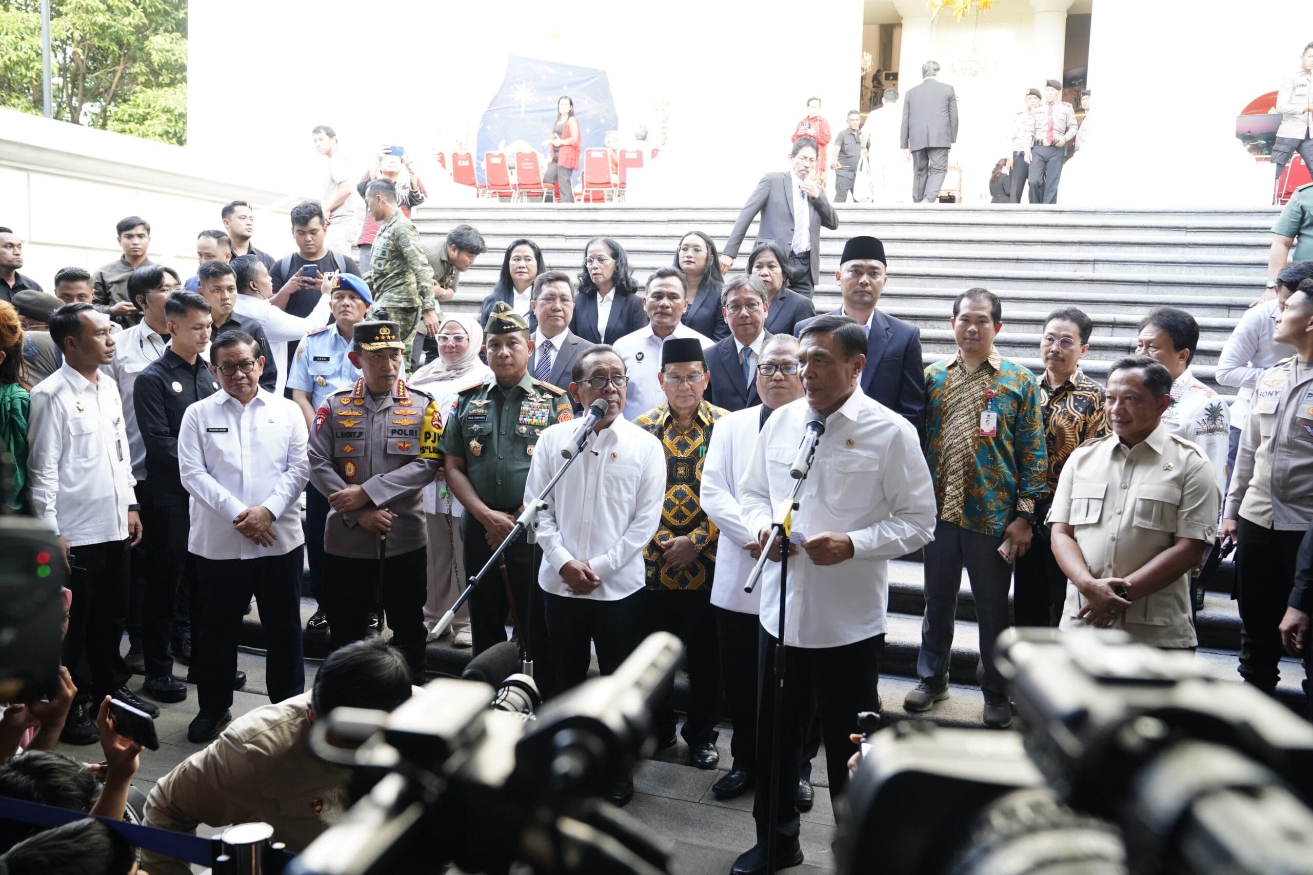 Panglima TNI Dampingi Menko Polkam Tinjau Pengamanan Gereja Jelang Natal 2025