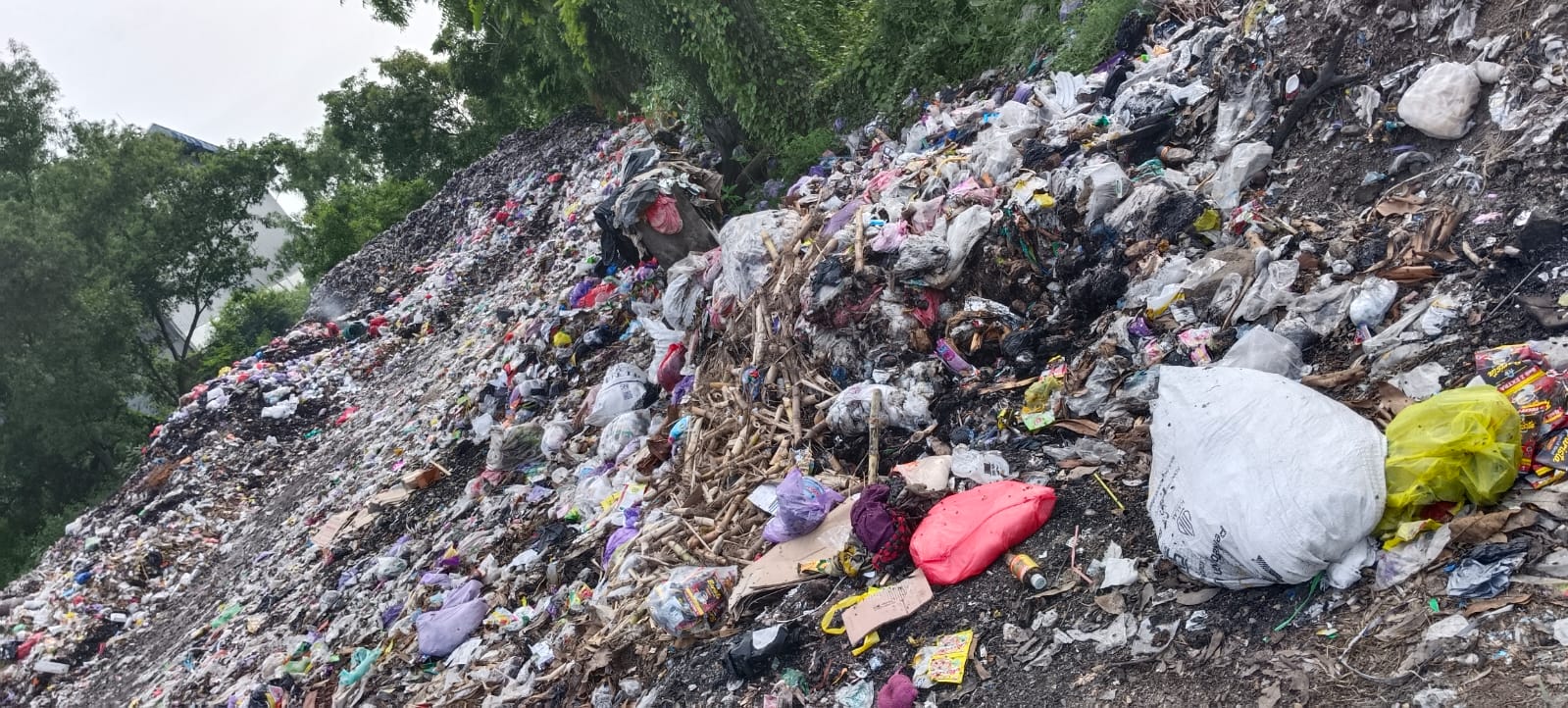 Diduga Ada Pembiaran oleh Aparat Desa Pembuangan Sampah ke Laut Terus Terjadi