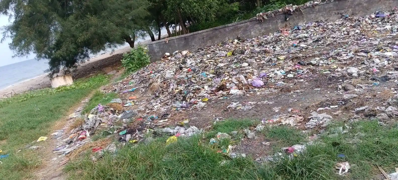 Diduga Ada Pembiaran oleh Aparat Desa Pembuangan Sampah ke Laut Terus Terjadi