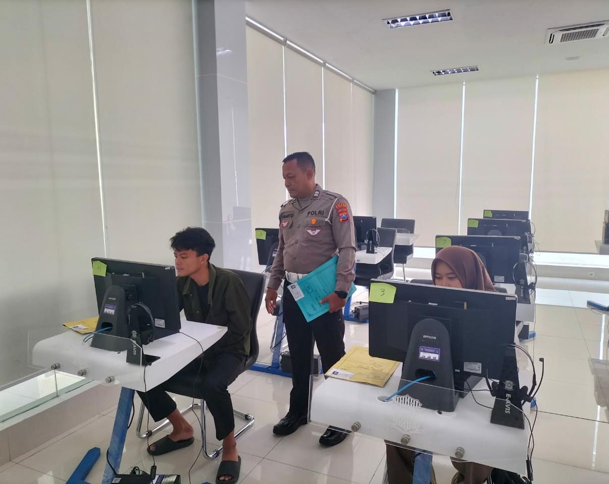 Warga Tersentuh, Polisi Tuban Jelaskan Proses SIM Tanpa Menakutkan