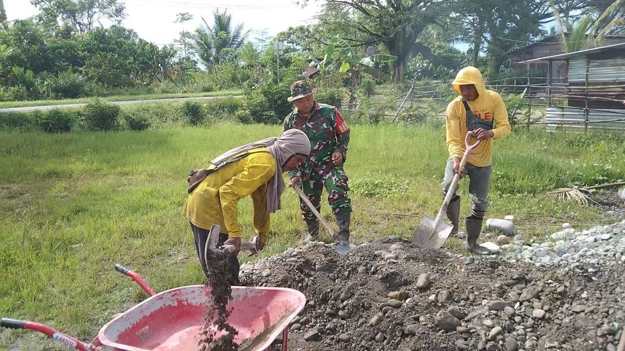 Perkuat Kebersamaan Serta Cerminkan Sikap Toleransi, Babinsa Koramil 1710-07/Mapurujaya Bersama Warga Gelar Kerja Bakti Pembangunan Masjid