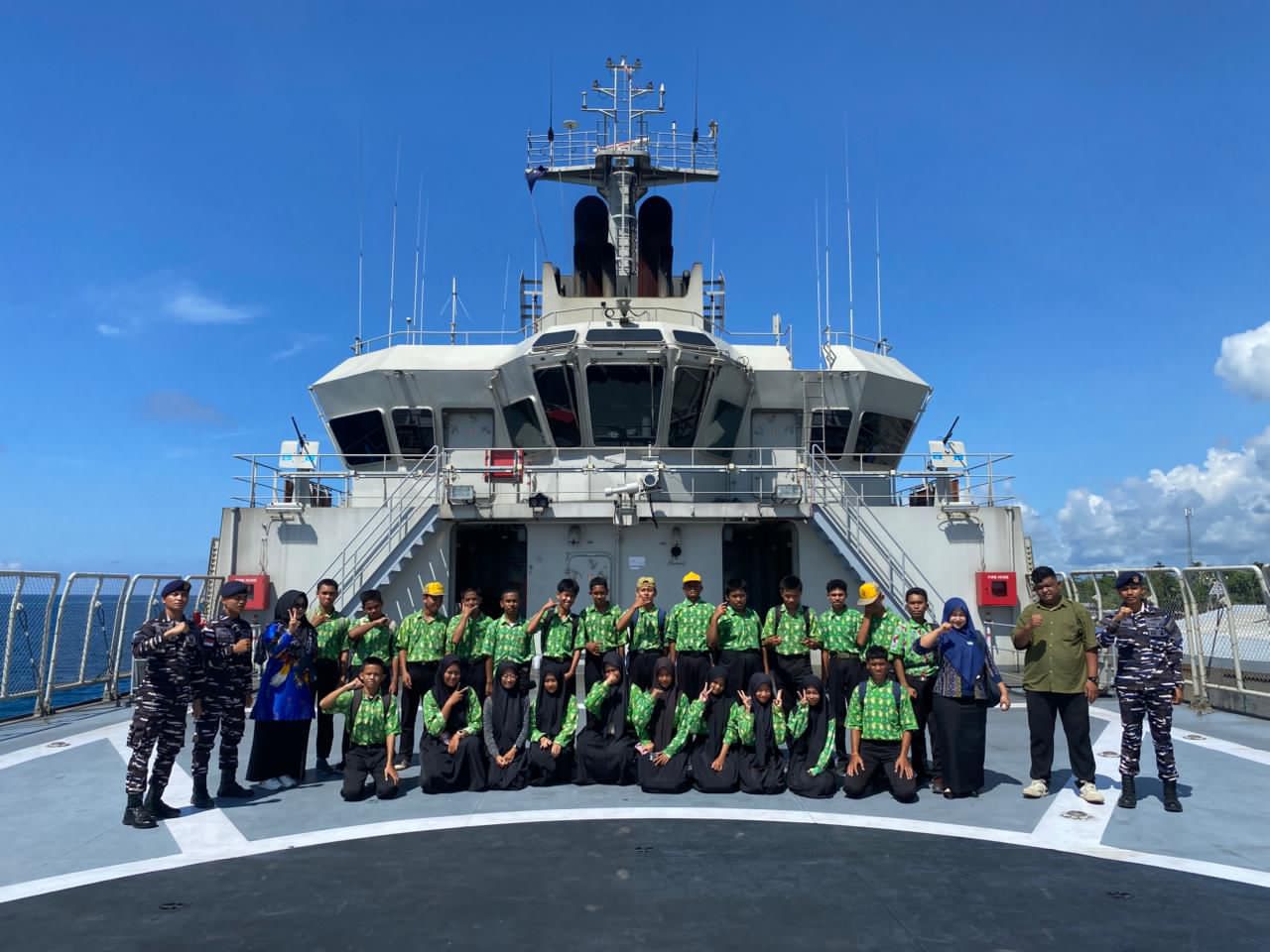 Semarak HUT Armada RI, KRI Balongan-908 Hadir di Tengah Rakyat Biak Lewat Open Ship, Baksos dan Bakkes