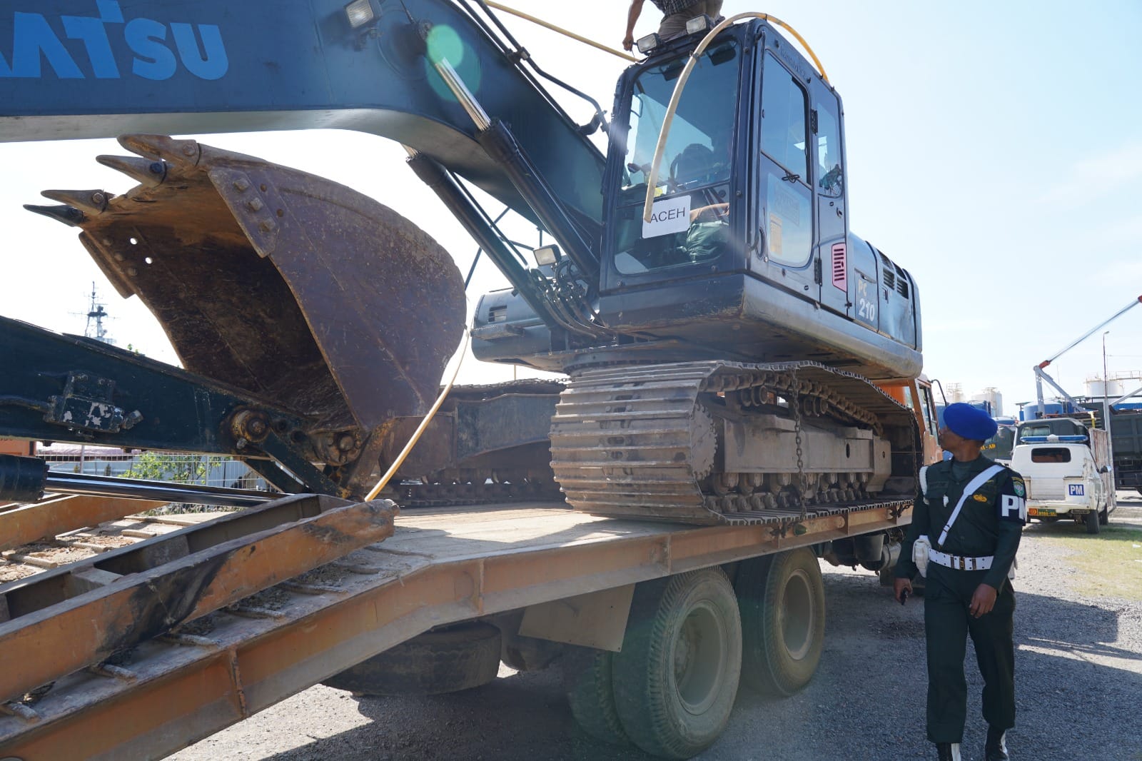 Pulihkan Infrastruktur dan Akses Terisolasi, TNI Kerahkan Alat Berat dan Bantuan Kemanusiaan