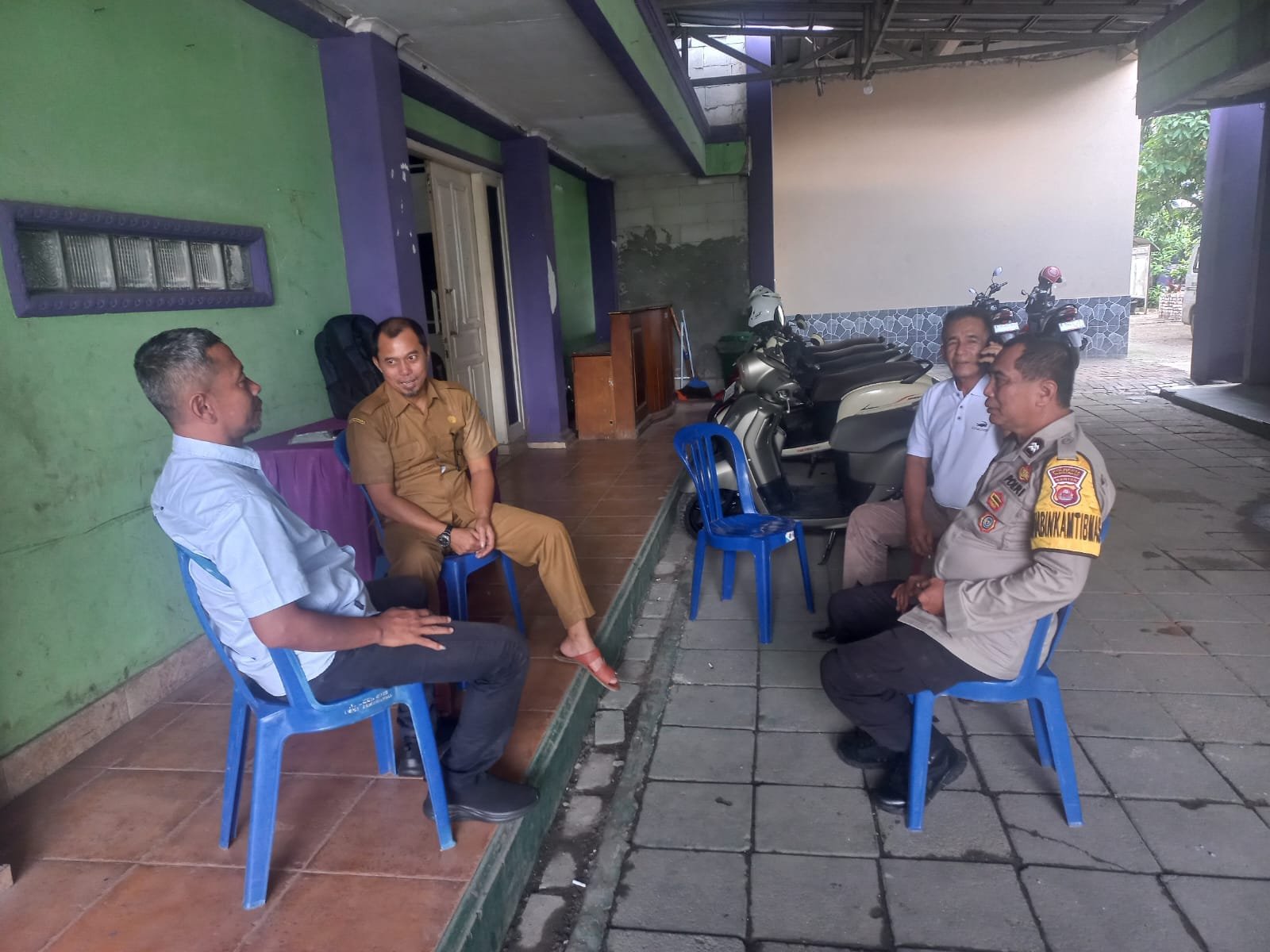 Bhabinkamtibmas Polsek Cikupa Sambangi Kepala Desa Sukadamai, Perkuat Sinergi Kamtibmas