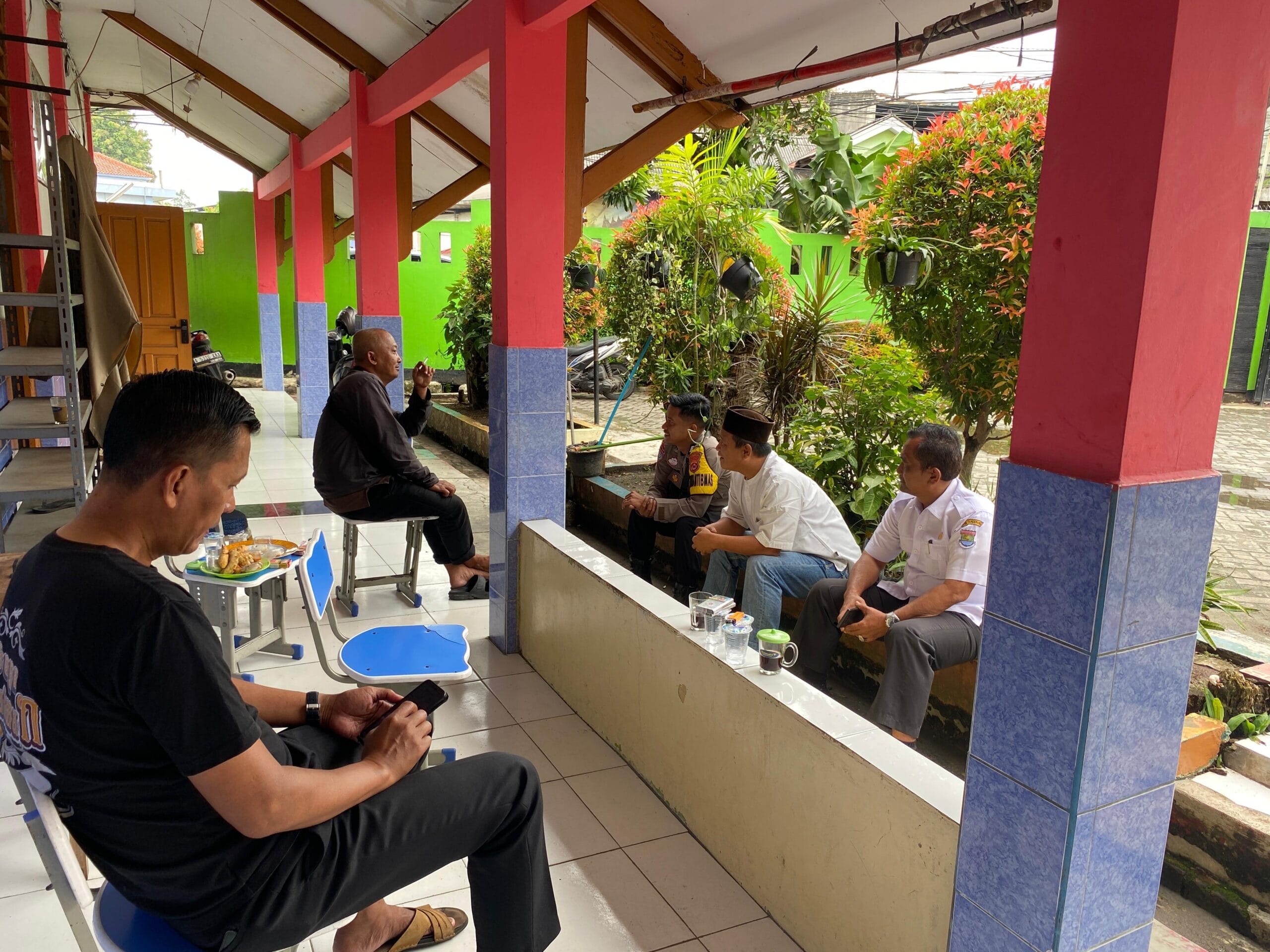 Bhabinkamtibmas Polsek Cikupa Sambangi Sekdes Talagasari, Perkuat Koordinasi Jaga Kamtibmas