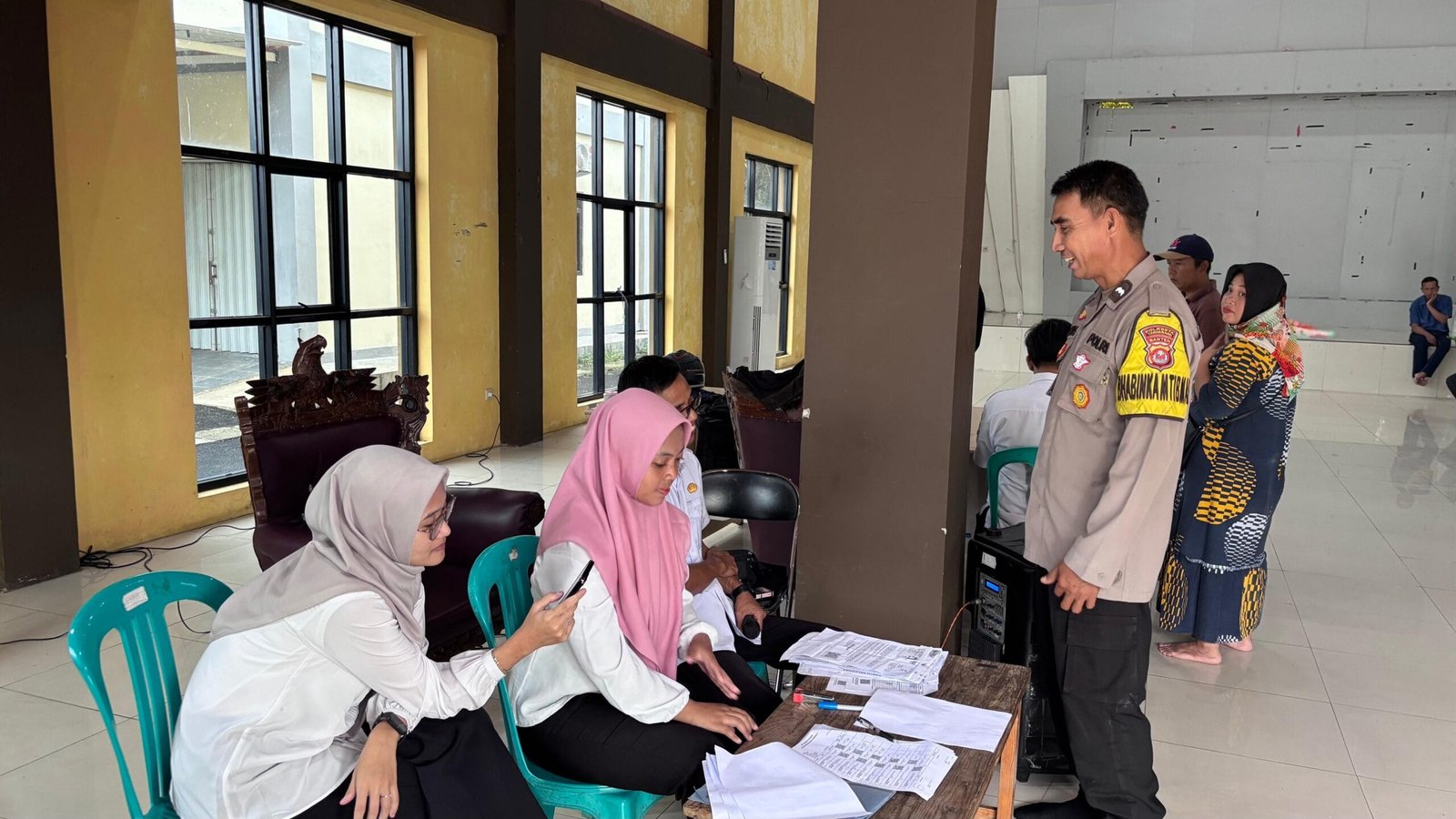 Bhabinkamtibmas Kelurahan Sukamulya Awasi Penyaluran BLT Kesra, Sampaikan Pesan Kamtibmas Jelang Nataru