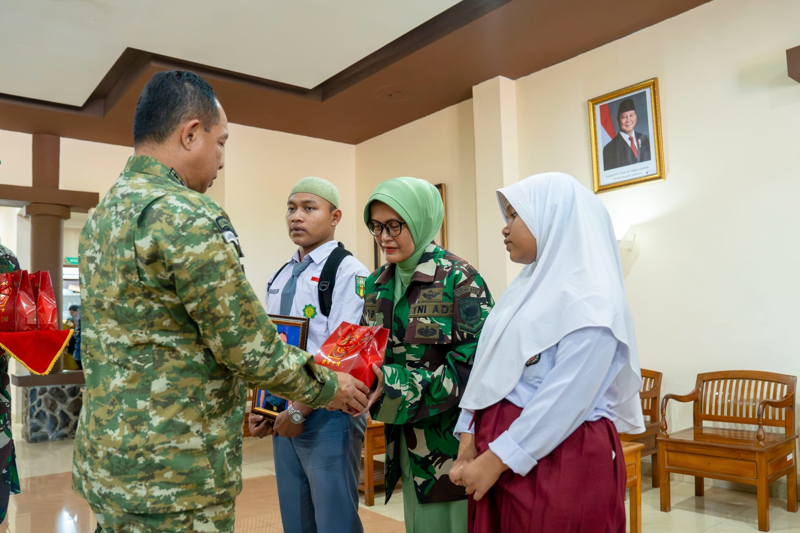 Panglima TNI Kuatkan Hati Keluarga Almarhum Prajurit TNI yang Gugur dalam Penanganan Bencana di Padang Panglima TNI Kuatkan Hati Keluarga Almarhum Prajurit TNI yang Gugur dalam Penanganan Bencana di Padang