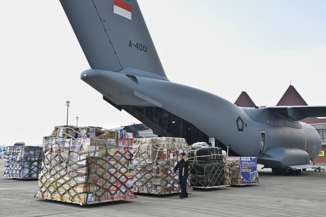 Ratusan Ton Bantuan Terbang ke Sumatera, TNI Percepat Operasi Kemanusiaan Ratusan Ton Bantuan Terbang ke Sumatera, TNI Percepat Operasi Kemanusiaan