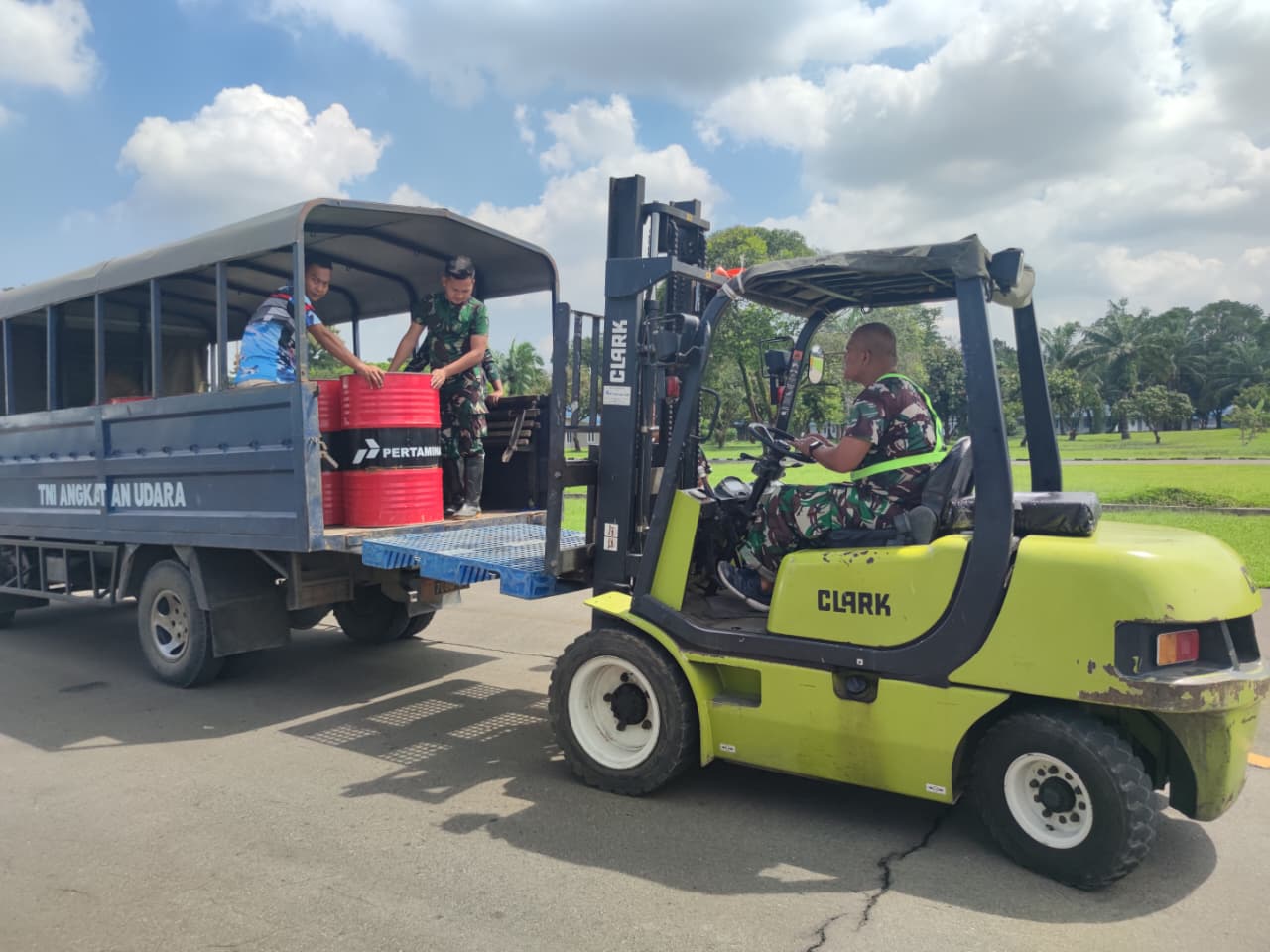 TNI Kerahkan Dukungan Udara, BBM Didistribusikan untuk Percepatan Penanganan Bencana Sibolga–Tapteng