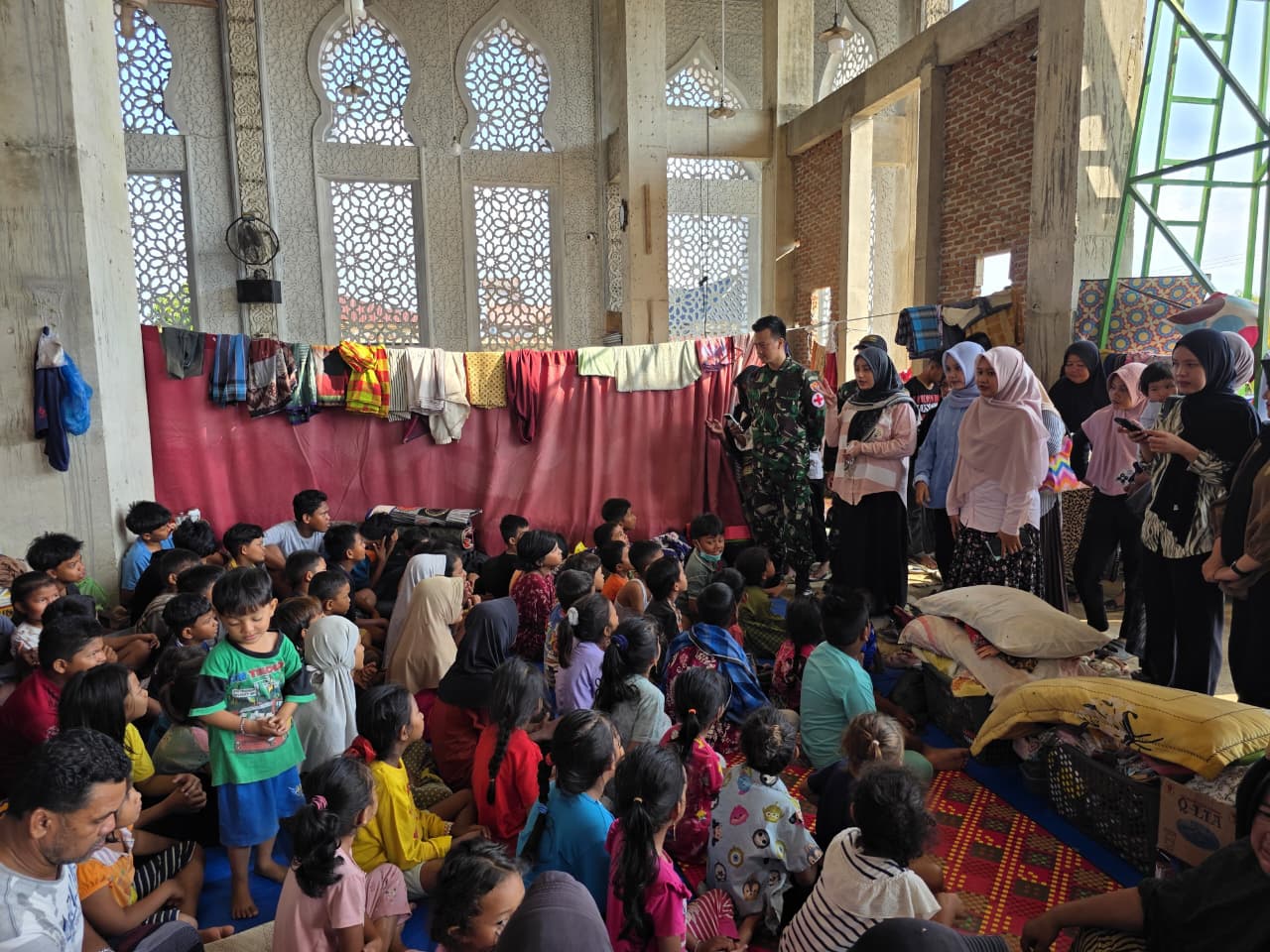 TNI dan Unsyiah Gelar Trauma Healing untuk Anak Korban Banjir di Pidie Jaya