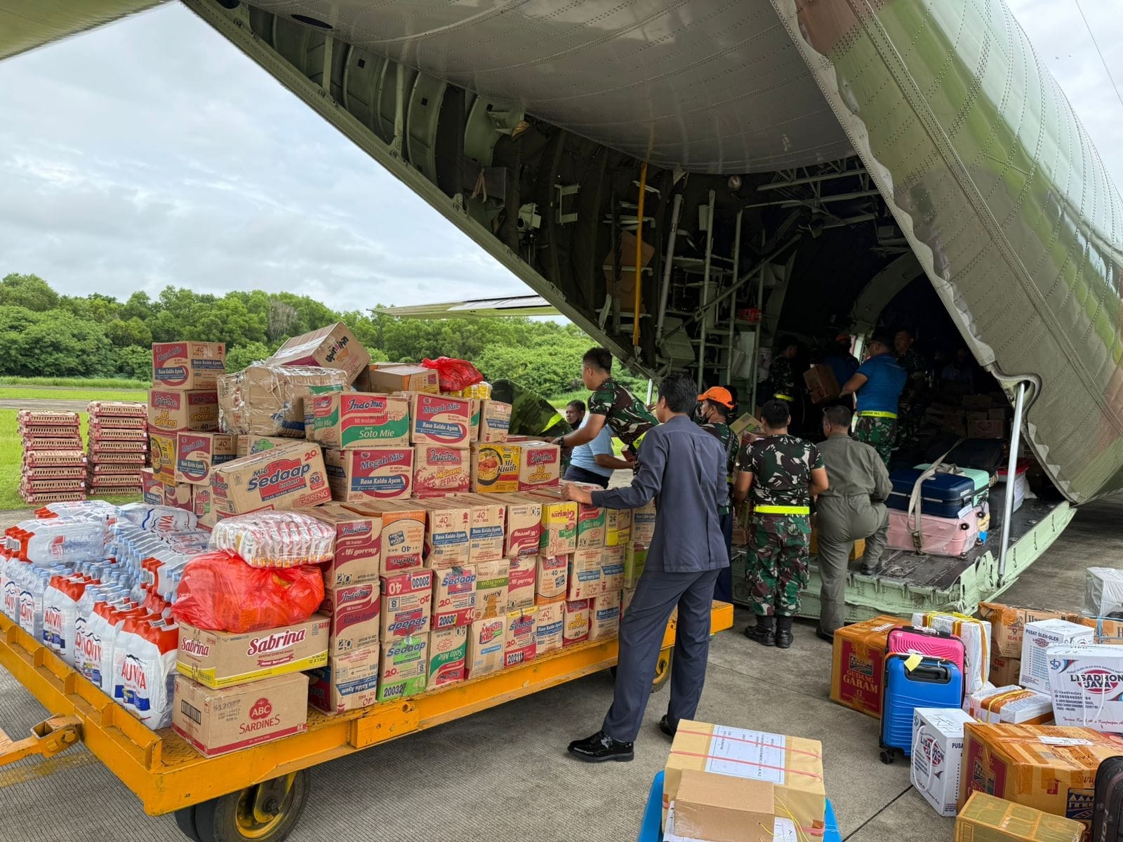 Posko Peduli Bencana Lanud Sultan Hasanuddin Salurkan Bantuan Untuk Korban Bencana di Aceh, Sumbar dan Sumut