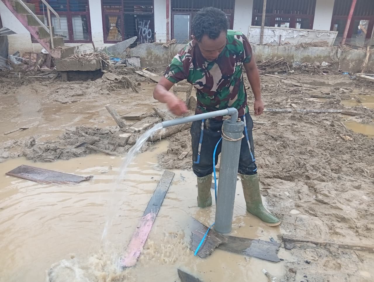 TNI Bangun Sumur Bor untuk Penuhi Kebutuhan Air Bersih Pengungsi Banjir di Batang Toru