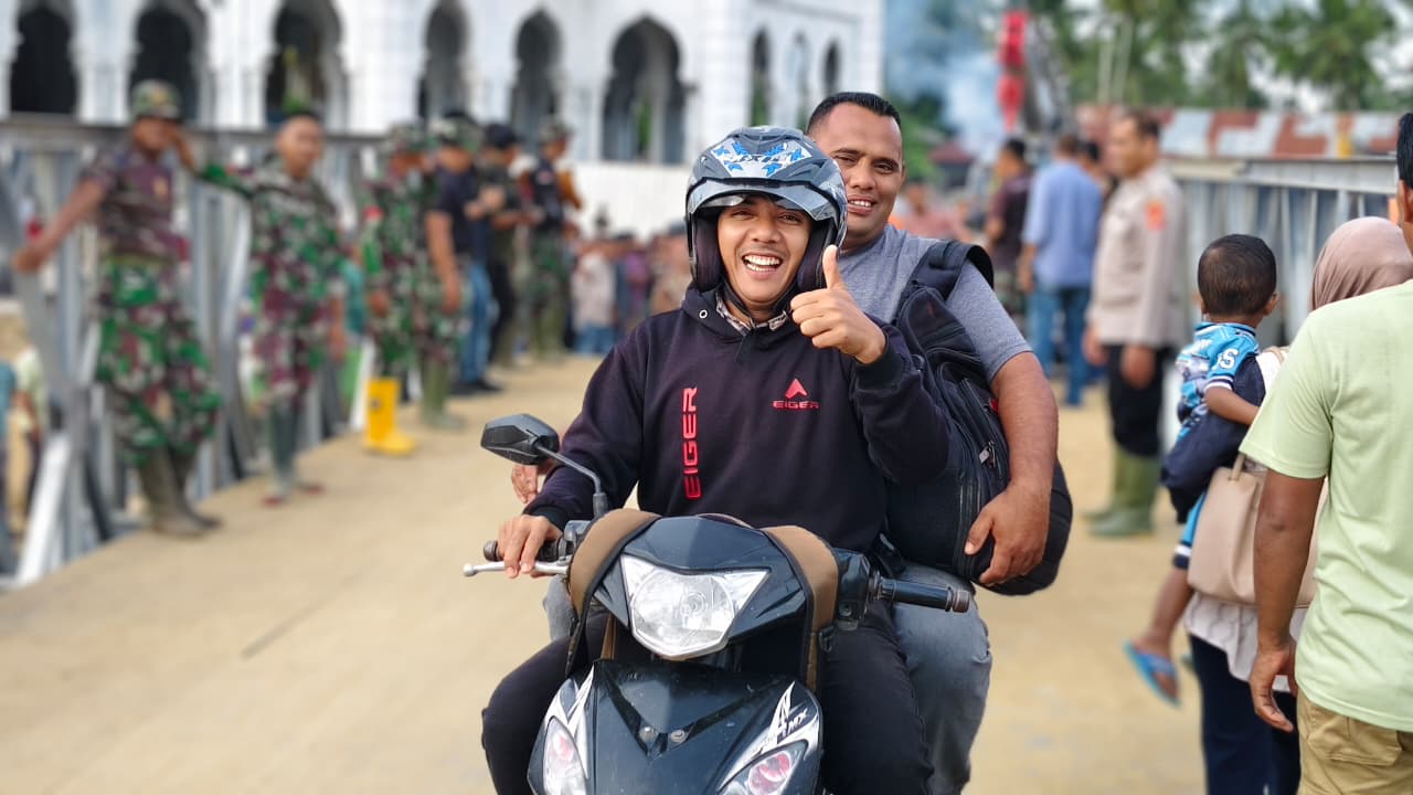 TNI Rampungkan Jembatan Bailey Teupin Mane, Aktivitas Warga Sekitar Kembali Normal TNI Rampungkan Jembatan Bailey Teupin Mane, Aktivitas Warga Sekitar Kembali Normal