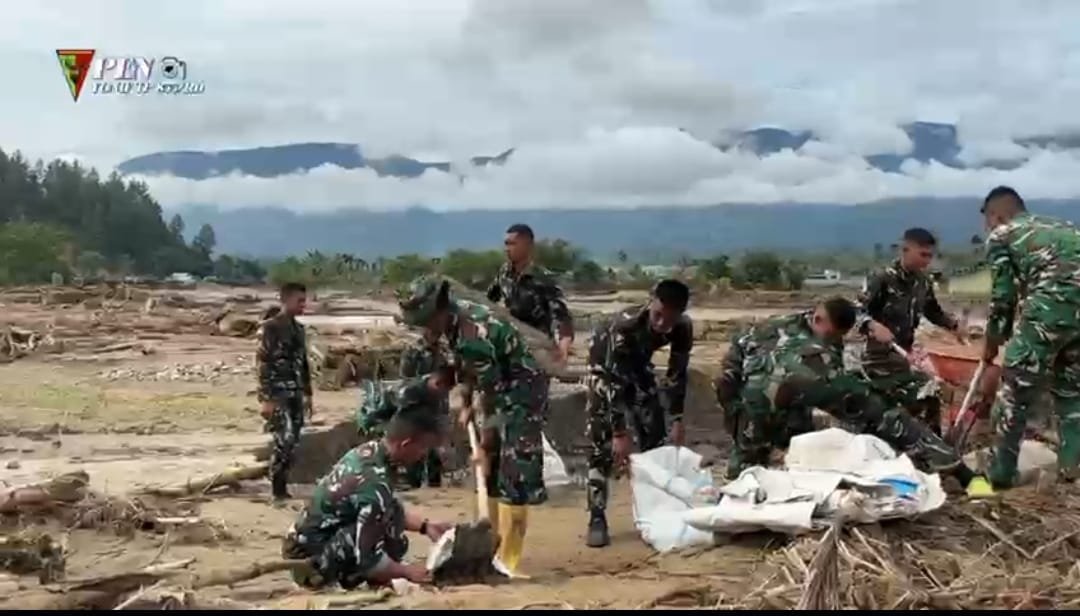 TNI dan Warga Gotong Royong Bangun Jembatan Darurat di Gayo Lues