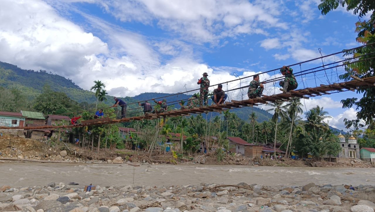 Prajurit TNI Bersama Warga Perbaiki Jembatan Gantung di Aceh Tenggara