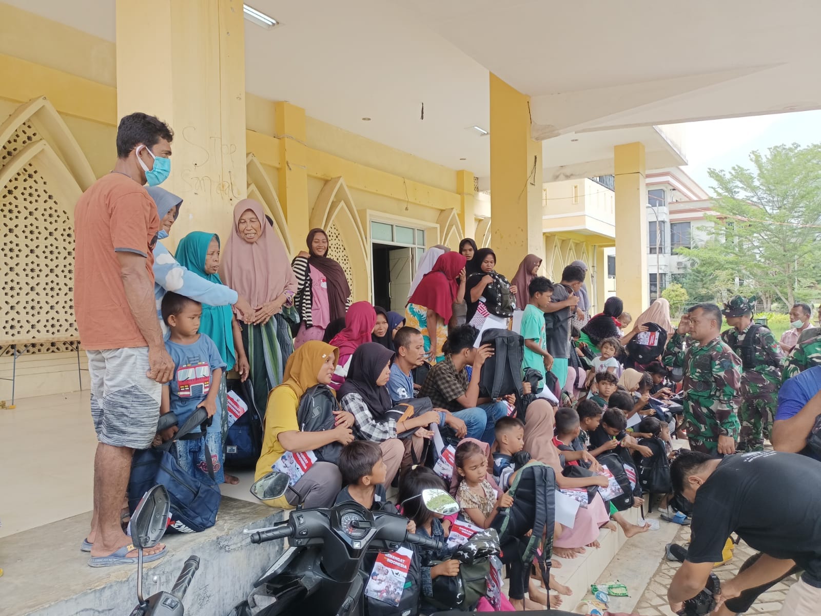 Hadirkan Senyum Anak-Anak Aceh, TNI Salurkan Ribuan Paket Alat Sekolah