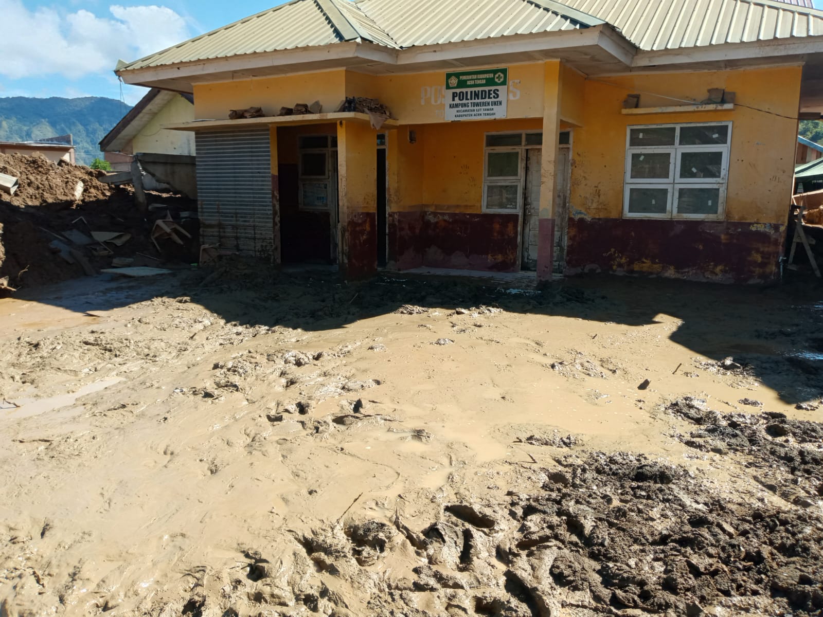 TNI Bersama Warga Gotong Royong Pulihkan Polindes Pascabencana di Aceh Tengah