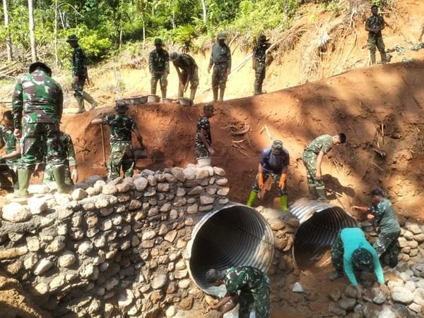 Kasum TNI Tinjau Pembangunan Hunian Sementara di Desa Napa Tapanuli Selatan Kasum TNI Tinjau Pembangunan Hunian Sementara di Desa Napa Tapanuli Selatan