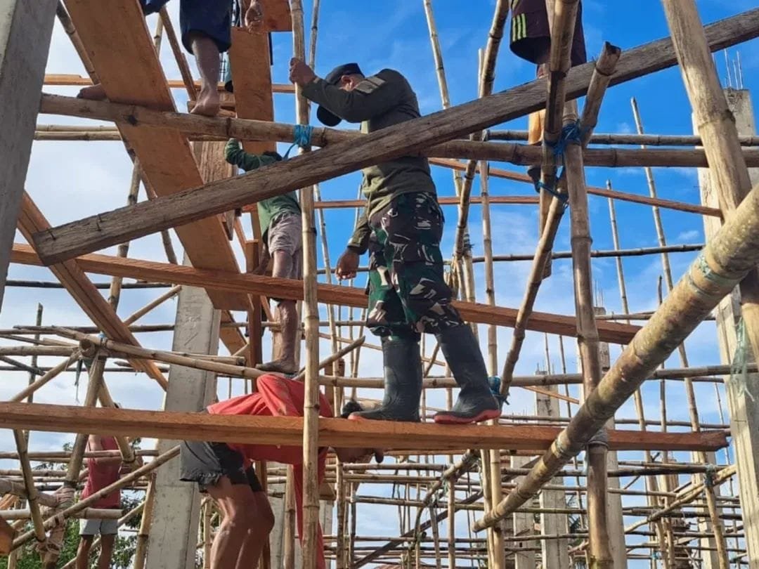 Hadir di Tengah Masyarakat, Babinsa Kodim 1505/Tidore Gotong Royong Bantu Pengecoran Masjid Hadir di Tengah Masyarakat, Babinsa Kodim 1505/Tidore Gotong Royong Bantu Pengecoran Masjid