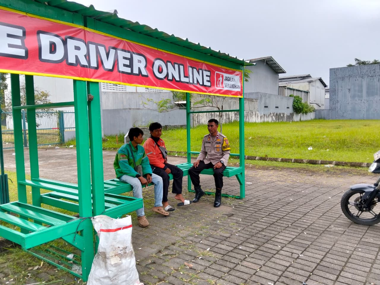 Bhabinkamtibmas Kelurahan Sukamulya Laksanakan Ngariung Bersama Ojol, Sampaikan Pesan Kamtibmas Bhabinkamtibmas Kelurahan Sukamulya Laksanakan Ngariung Bersama Ojol, Sampaikan Pesan Kamtibmas