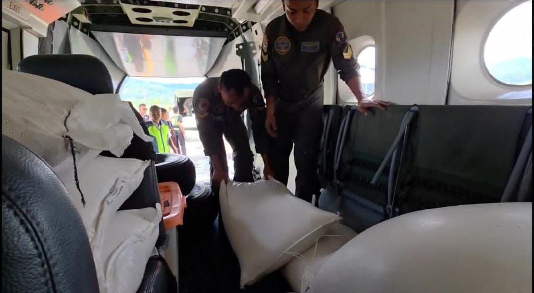 Bantu Percepatan Logistik, TNI AL Salurkan Bantuan Beras Melalui Udara Untuk Korban Bencana di Gayo Lues