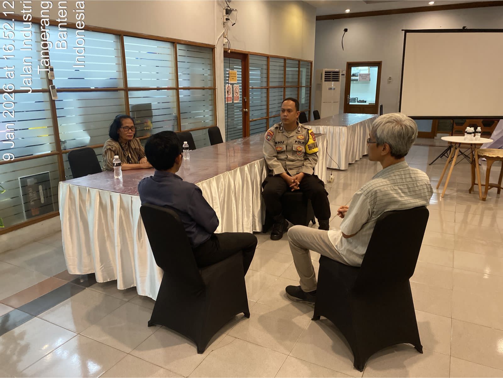 Bhabinkamtibmas Polsek Cikupa Lakukan Himbauan Kamtibmas Jelang Ibadah Natal di PT Choosen Mitra Abadi Bhabinkamtibmas Polsek Cikupa Lakukan Himbauan Kamtibmas Jelang Ibadah Natal di PT Choosen Mitra Abadi