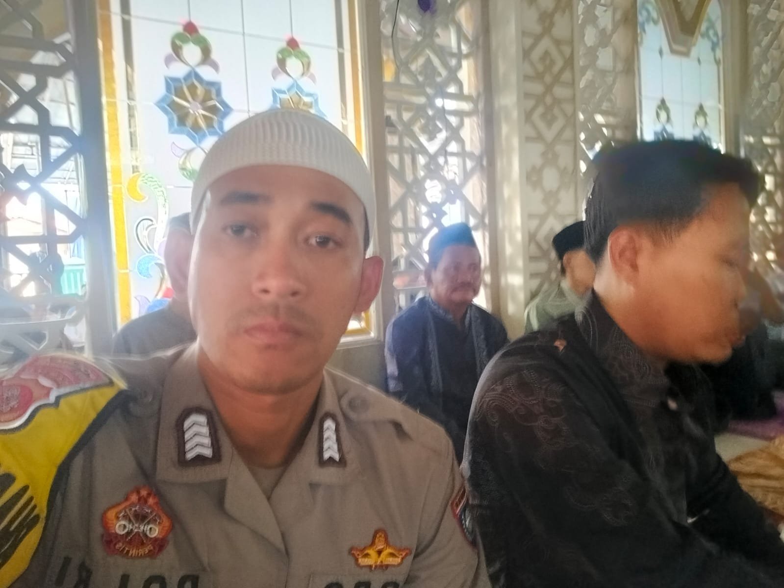 Bhabinkamtibmas Polsek Cikupa Laksanakan Sholat Jumat Keliling dan Silaturahmi di Kelurahan Sukamulya