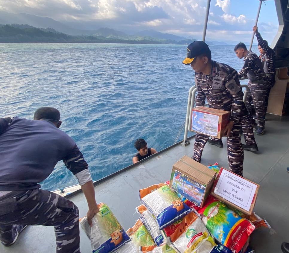 KRI Dorang-874 Salurkan Bantuan Korban Banjir Bandang di Desa Doitia, Halmahera Barat