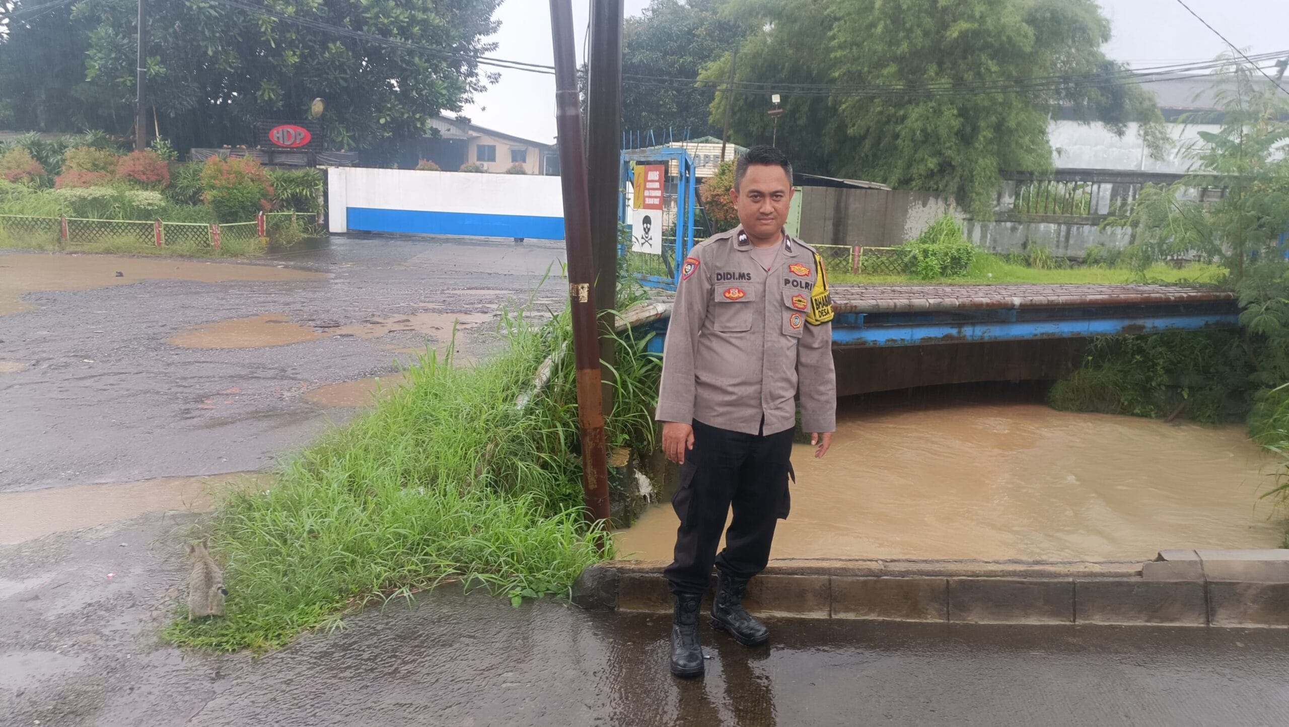 Bhabinkamtibmas Sukanagara Pantau Debit Air Kali Kawasan Purati, Antisipasi Banjir Bhabinkamtibmas Sukanagara Pantau Debit Air Kali Kawasan Purati, Antisipasi Banjir
