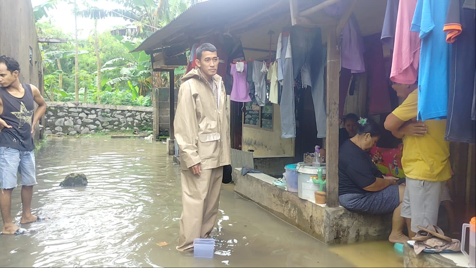 Bhabinkamtibmas Polsek Cikupa Monitoring Dampak Kenaikan Debit Air Kali Cimanceri Bhabinkamtibmas Polsek Cikupa Monitoring Dampak Kenaikan Debit Air Kali Cimanceri