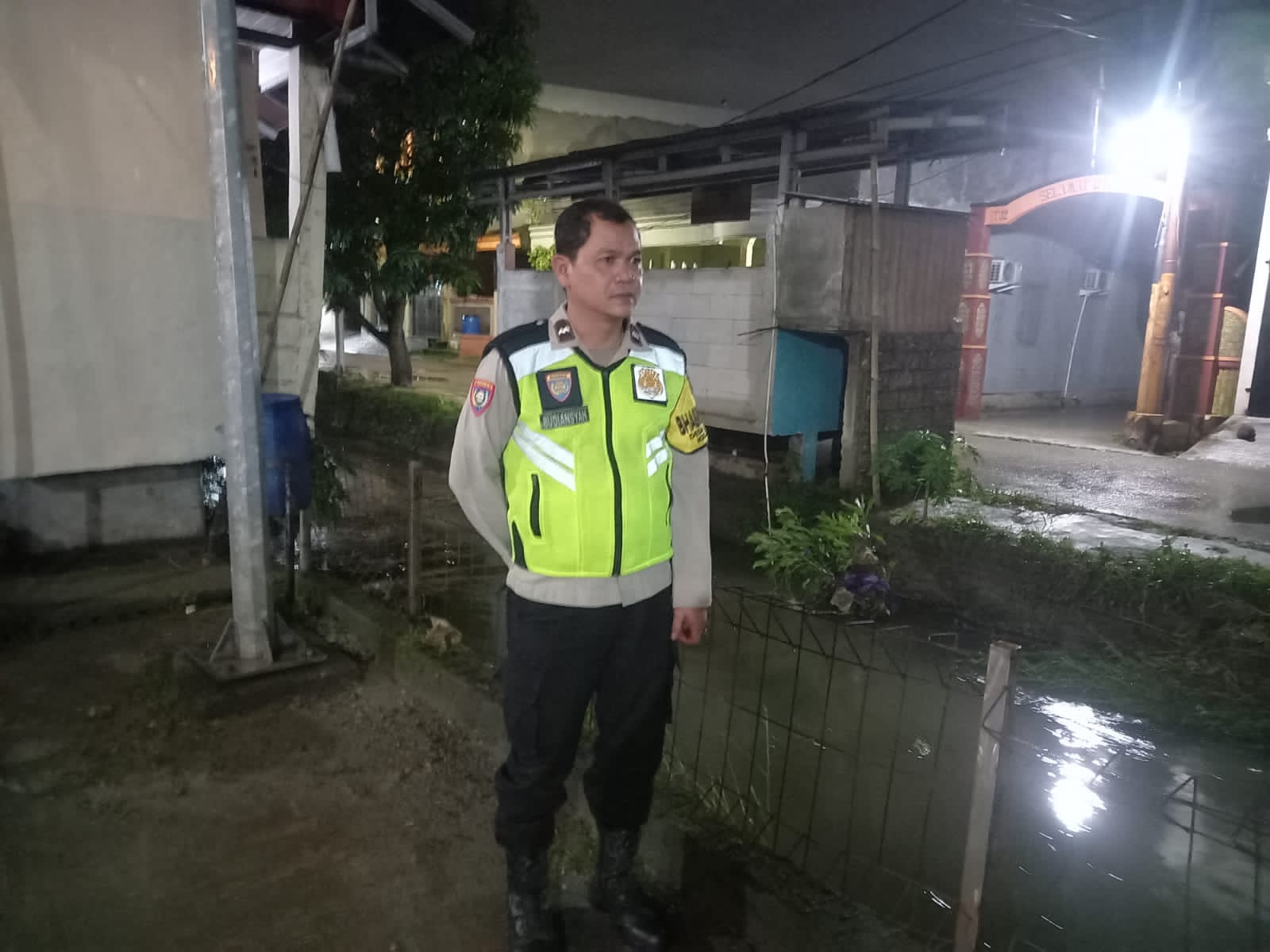 Bhabinkamtibmas Polsek Cikupa Pantau Debit Air Kali Bukit Tiara, Situasi Terpantau Surut Bhabinkamtibmas Polsek Cikupa Pantau Debit Air Kali Bukit Tiara, Situasi Terpantau Surut