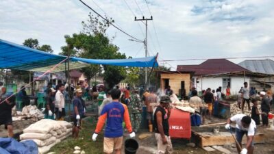 Anggota Koramil 1505-04/Oba Gotong Royong Bersama Warga Bangun Masjid