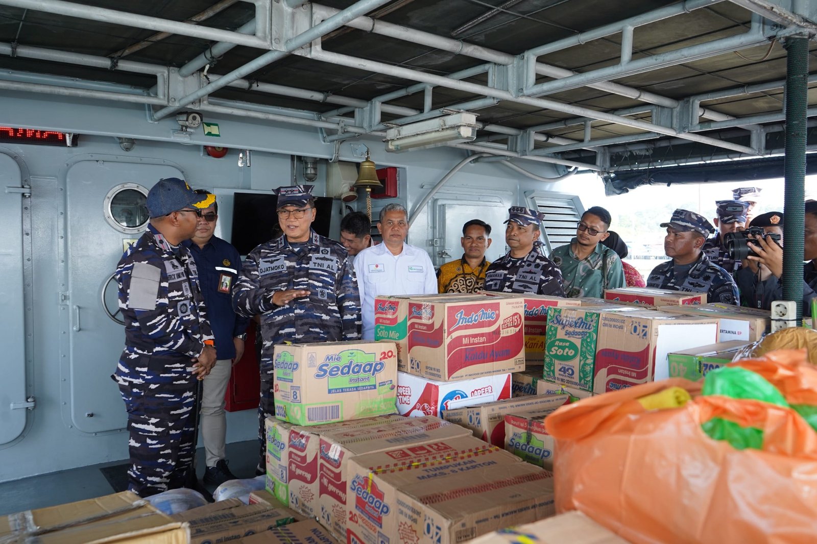 Melalui Jalur Laut, KRI Tatihu-834 Milik TNI-AL Bawa Bantuan Menuju Halmahera Utara dan Barat Melalui Jalur Laut, KRI Tatihu-834 Milik TNI-AL Bawa Bantuan Menuju Halmahera Utara dan Barat